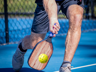 Maîtriser le service en pickleball : Techniques et conseils