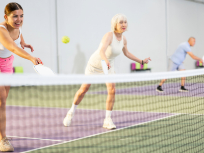 Comment le pickleball favorise la socialisation et l'inclusion